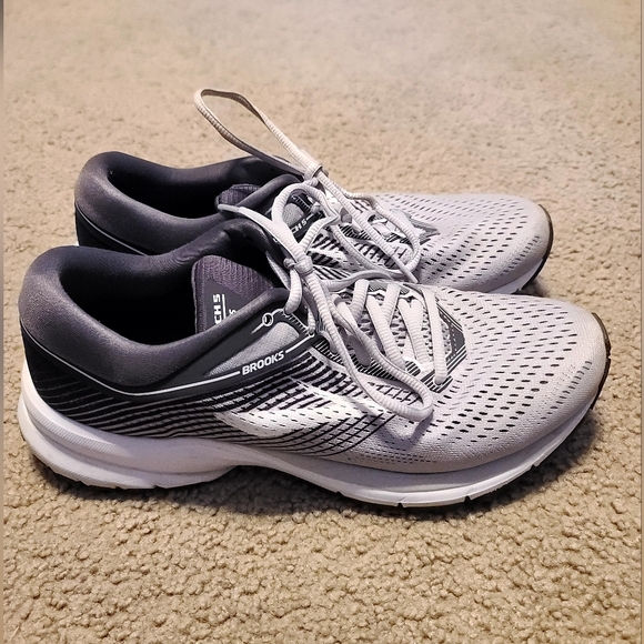 Women's 10, Brooks Launch Light Gray Athletic Sneakers - Picture 1 of 10